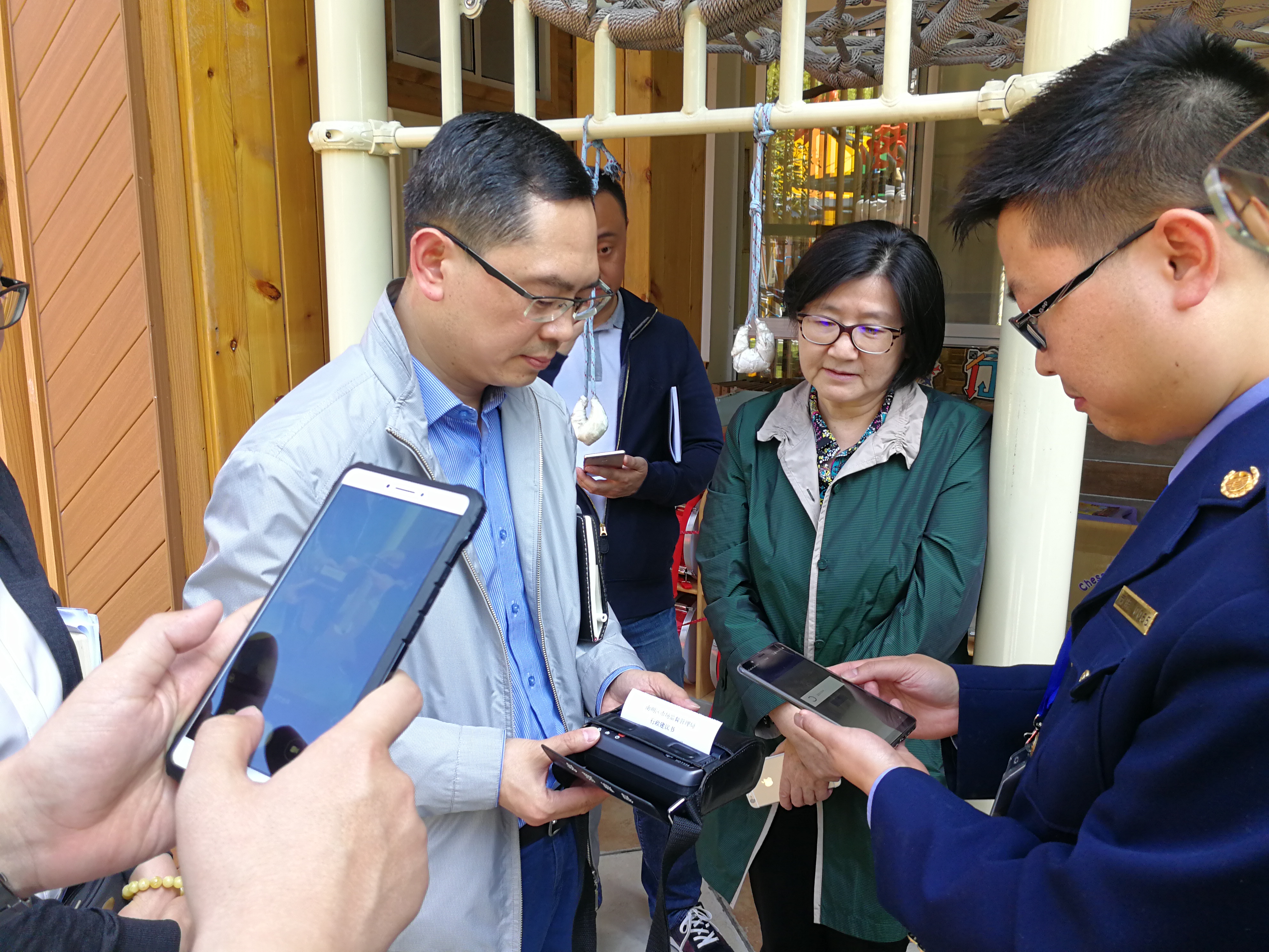 调研组组长田禾研究员在南明区第十一幼儿园查看执法人员现场执法情况。.jpg