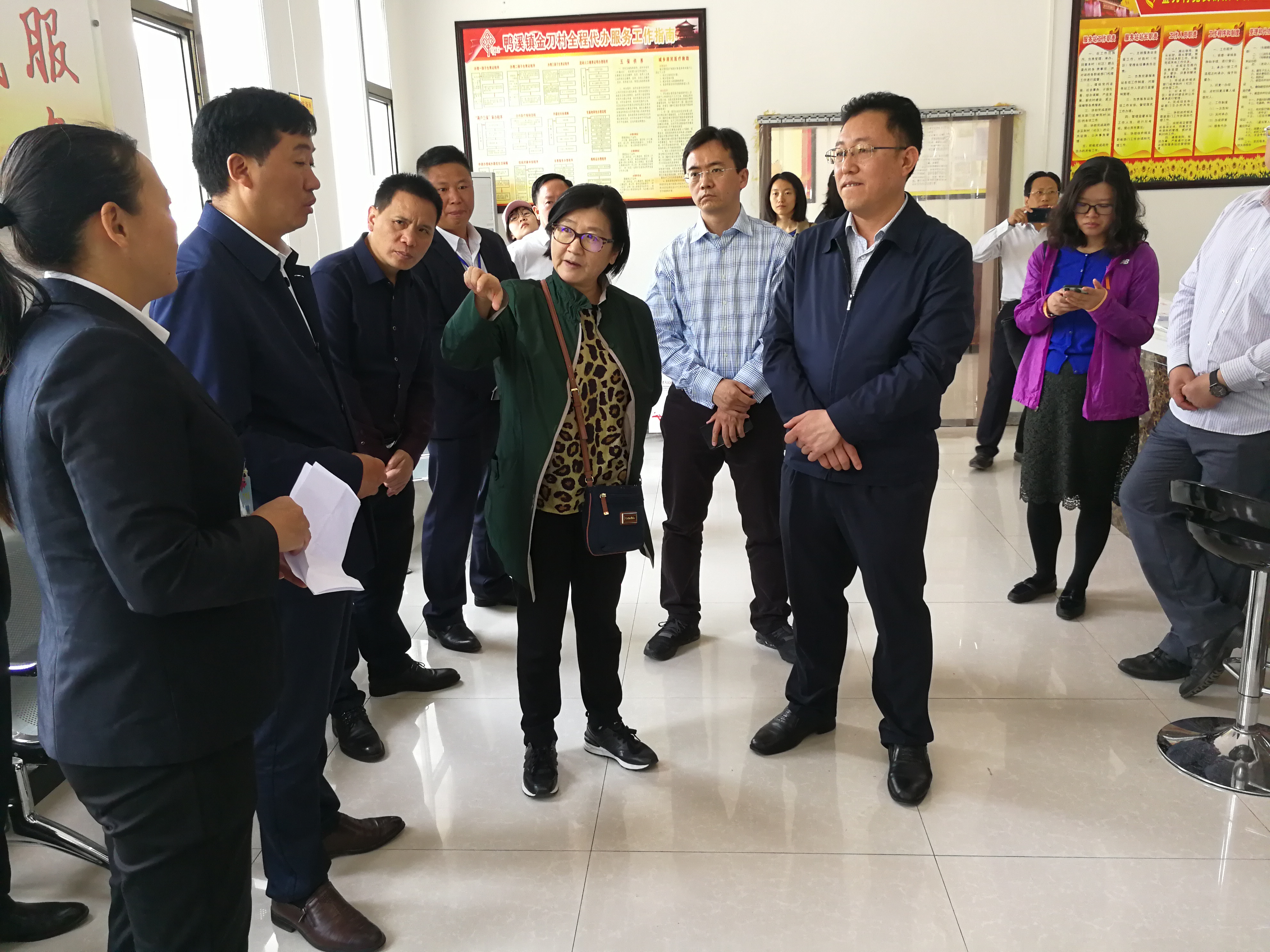 调研组一行在播州区鸭溪镇金刀村调研。.jpg