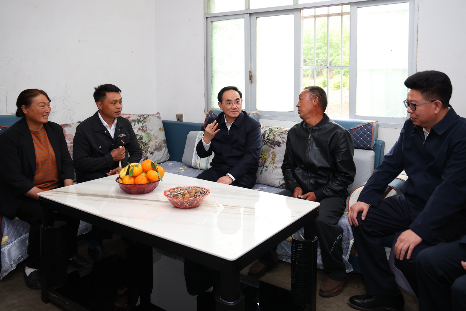 (审定)DPCL0727-1----2024年5月6日至7日,省委书记、省人大常委会主任徐麟深入毕节市威宁自治县调研。图为徐麟在小海镇三河村村民刘亚龙家中拉家常。贵州日报天眼新闻记者 杜朋城 摄影.jpg