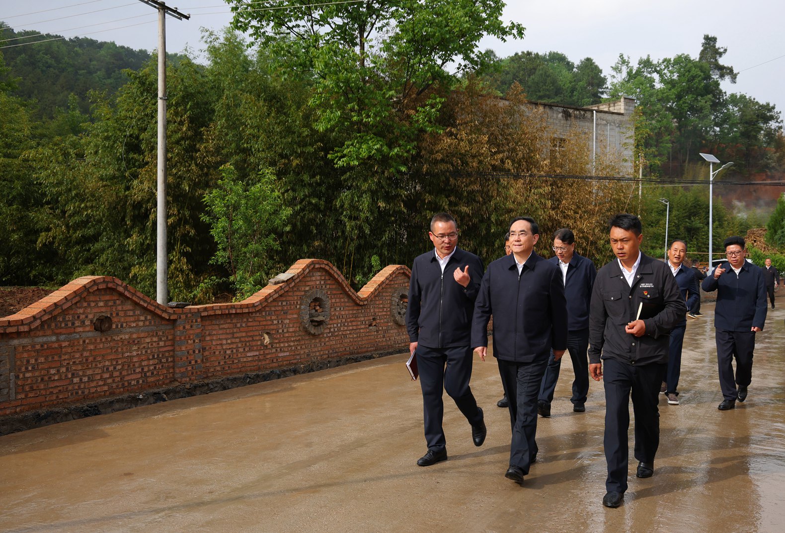 (审定)DPCL1057-1----2024年5月6日至7日,省委书记、省人大常委会主任徐麟深入毕节市威宁自治县调研。图为徐麟在小海镇三河村察看村容村貌。贵州日报天眼新闻记者 杜朋城 摄影.jpg