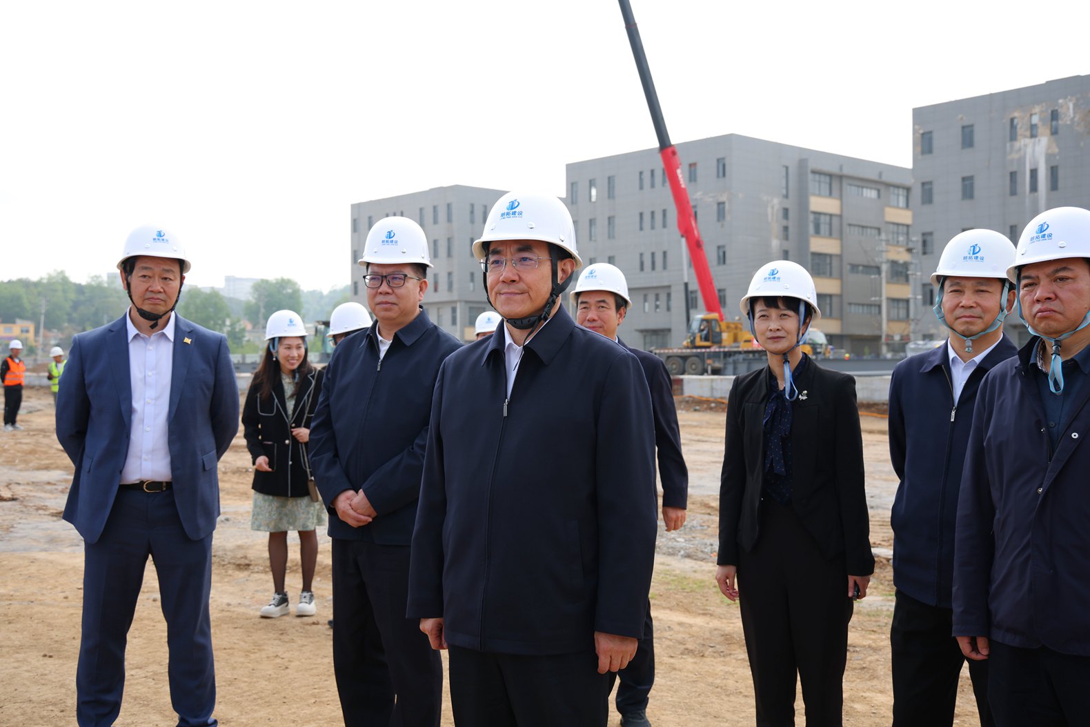 (审定)DPCL0272-1----2024年5月6日至7日,省委书记、省人大常委会主任徐麟深入毕节市威宁自治县调研。图为徐麟在三一长通贵州威宁风电装备智能制造示范项目和一道新能源科技有限公司N型高效光伏电池项目考察。贵州日报天眼新闻记者 杜朋城 摄影.jpg