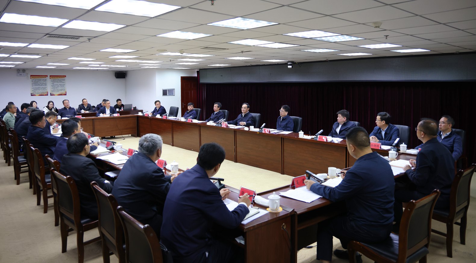 (审定)DPCL1455-1----2024年5月6日至7日,省委书记、省人大常委会主任徐麟深入毕节市威宁自治县调研。图为徐麟主持召开座谈会,听取威宁县工作情况汇报。贵州日报天眼新闻记者 杜朋城 摄影.jpg