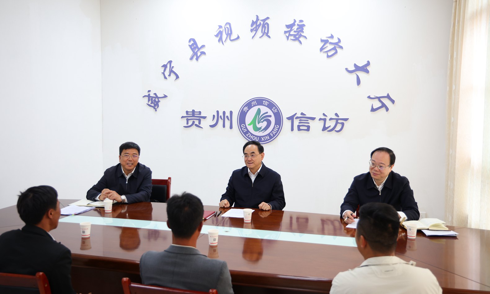 (审定)DPCL1533-1----2024年5月6日至7日,省委书记、省人大常委会主任徐麟深入毕节市威宁自治县调研。图为徐麟在威宁县信访局开展包案督访并随机接待来访群众。贵州日报天眼新闻记者 杜朋城 摄影.jpg