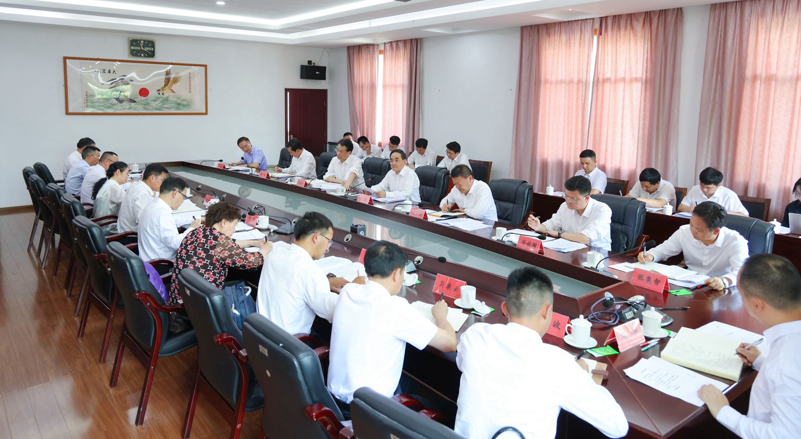 图为徐麟主持召开座谈会,听取省农科院工作情况汇报和专家代表意见建议。贵州日报天眼新闻记者 杜朋城 摄影.jpg