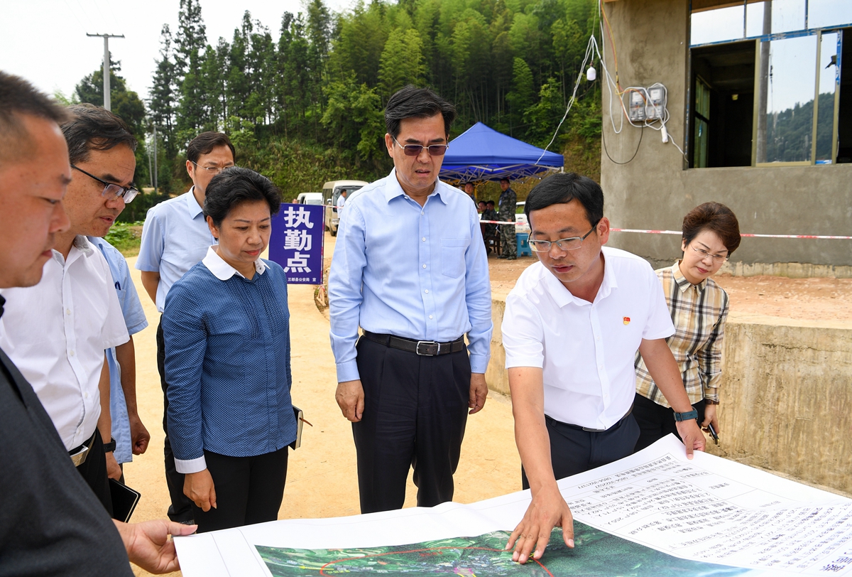 6.22在三都自治县拉揽村检查指导地质灾害避险工作.jpg