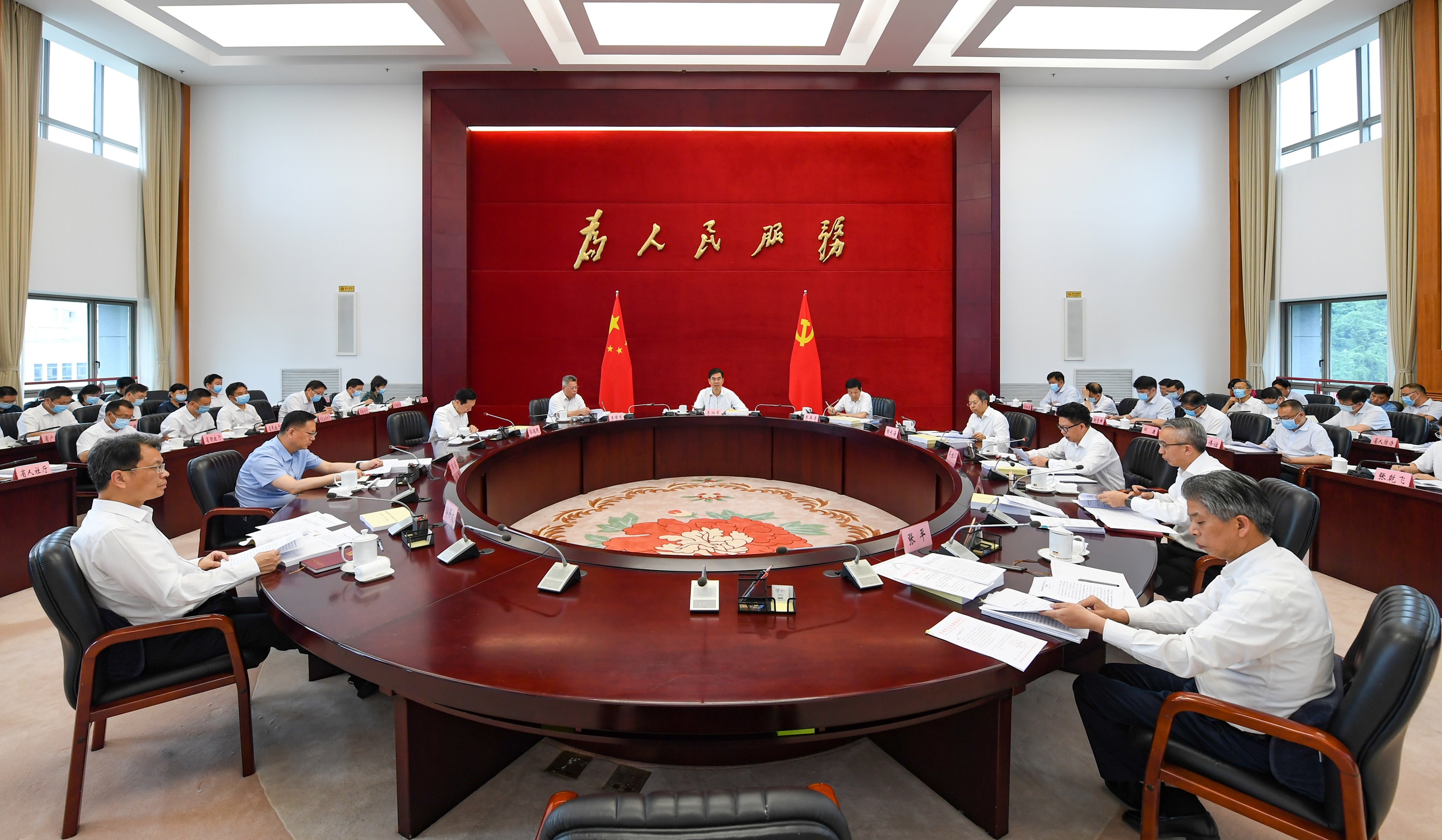 7.5主持召开省政府党组(扩大)会议.jpg