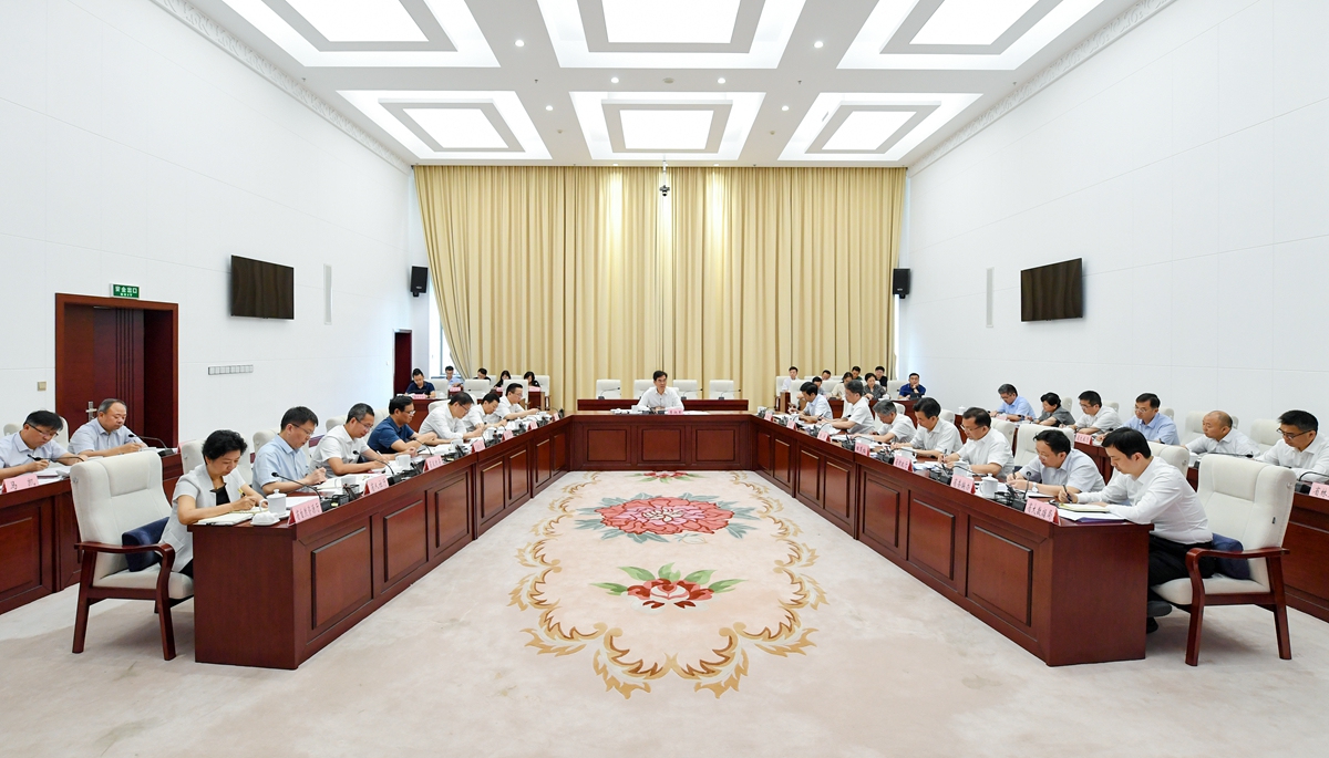 7.9主持召开省政府专题会议.jpg