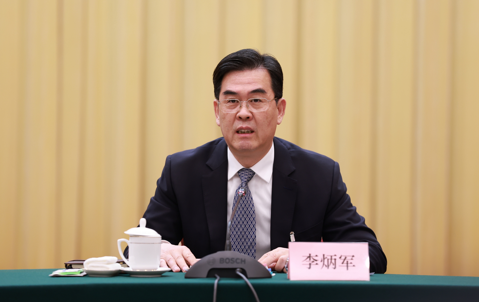 2022年3月5日,十三届全国人大五次会议贵州代表团举行全体会议,审议政府工作报告。图为全国人大代表、省委副书记、省长李炳军参加审议并发言。贵州日报天眼新闻记者 杜朋城 摄.jpg