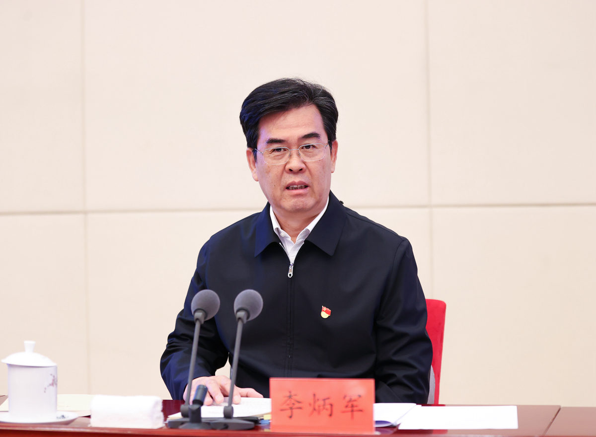 0627主题教育专题党课.jpg