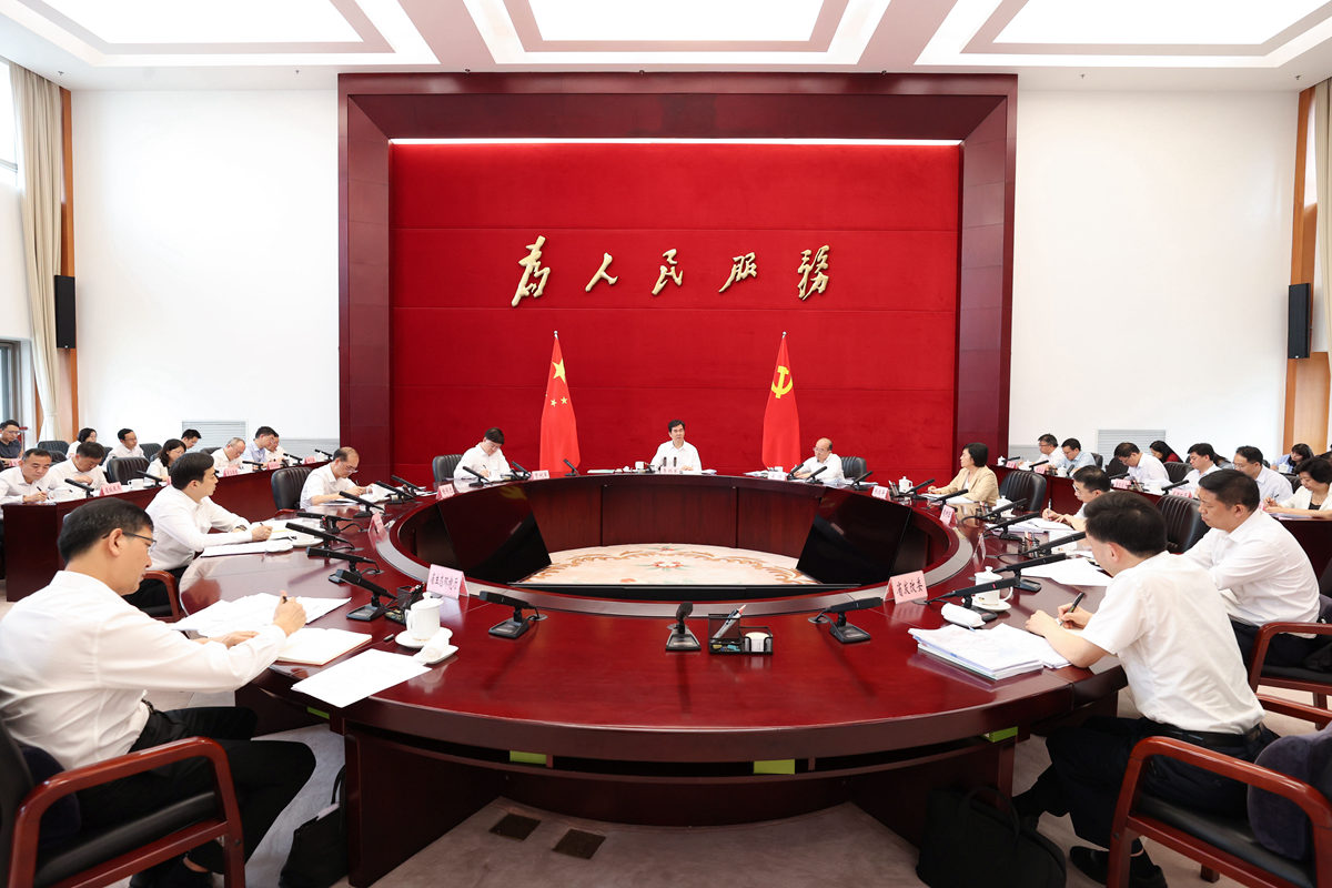 0630主持召开省政府专题会议.jpg