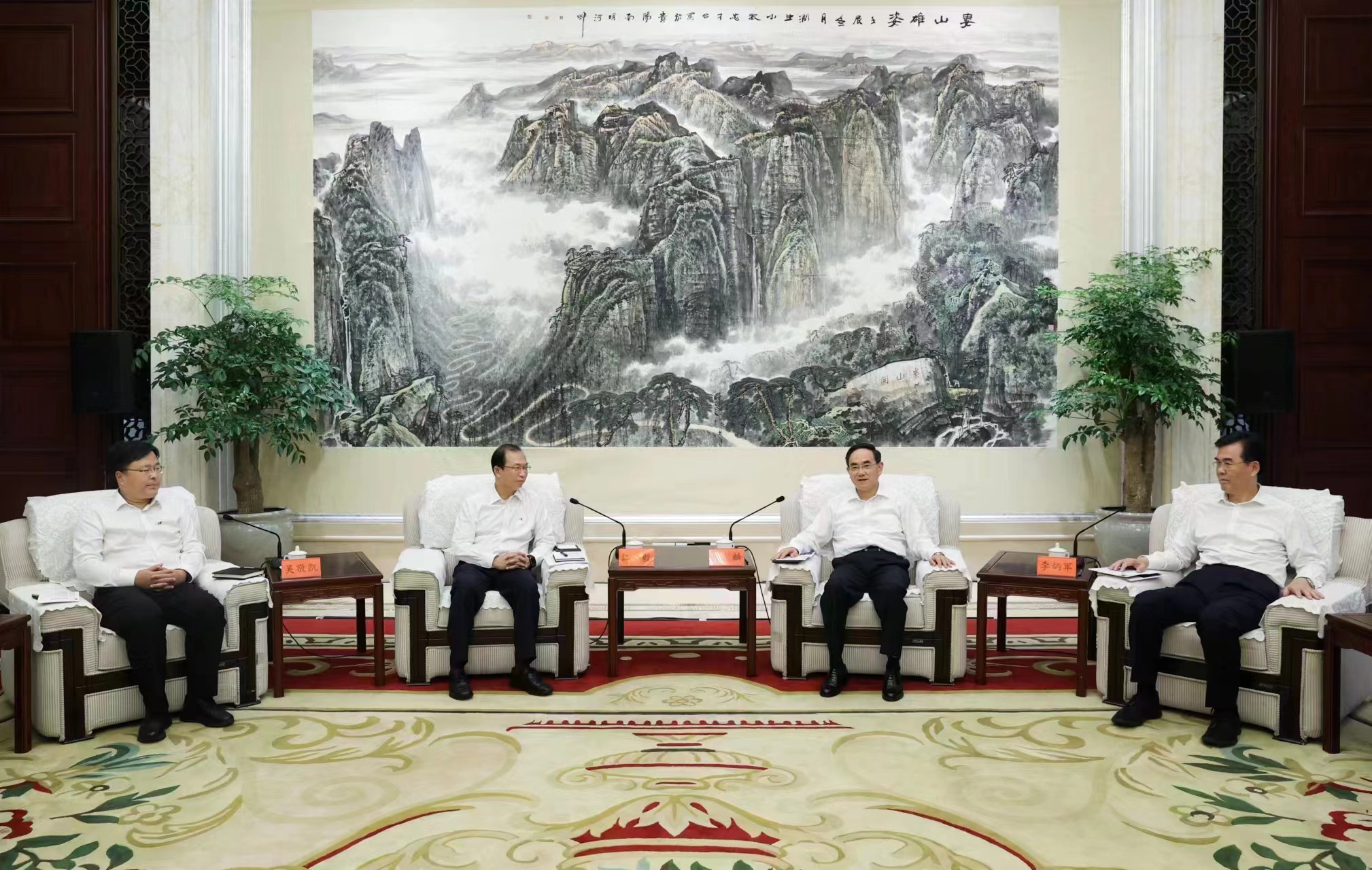 0725会见中国华电集团有限公司党组书记、董事长江毅一行.jpg