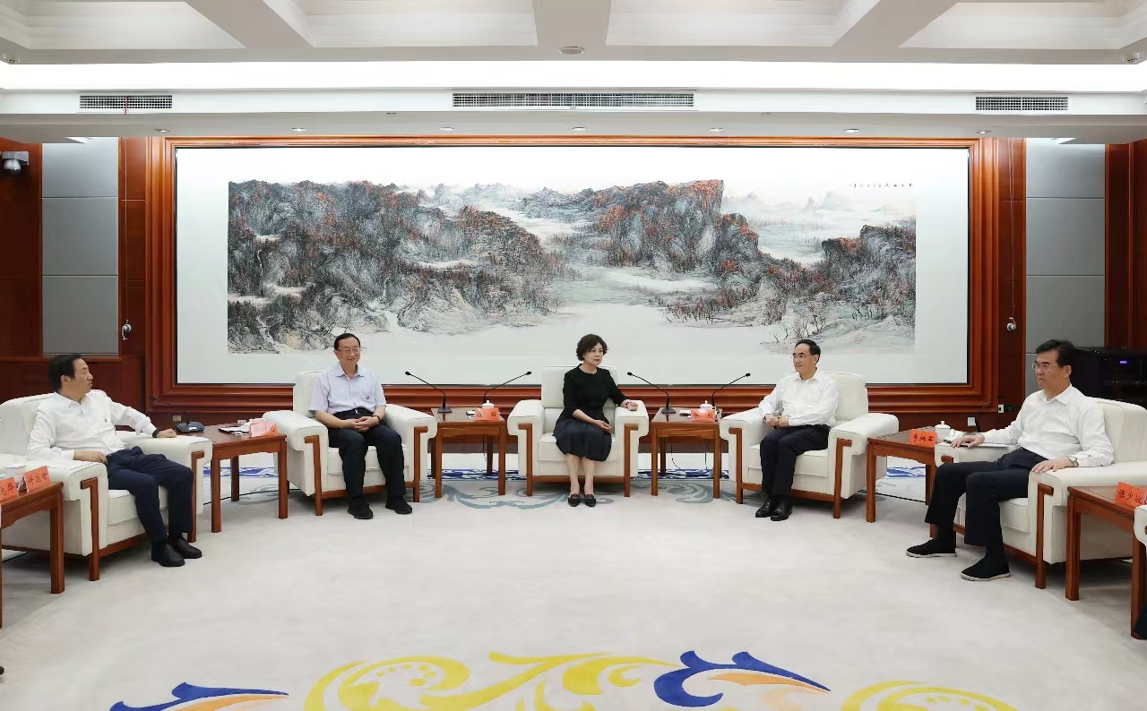 0726拜会全国人大常委会副委员长铁凝.jpg