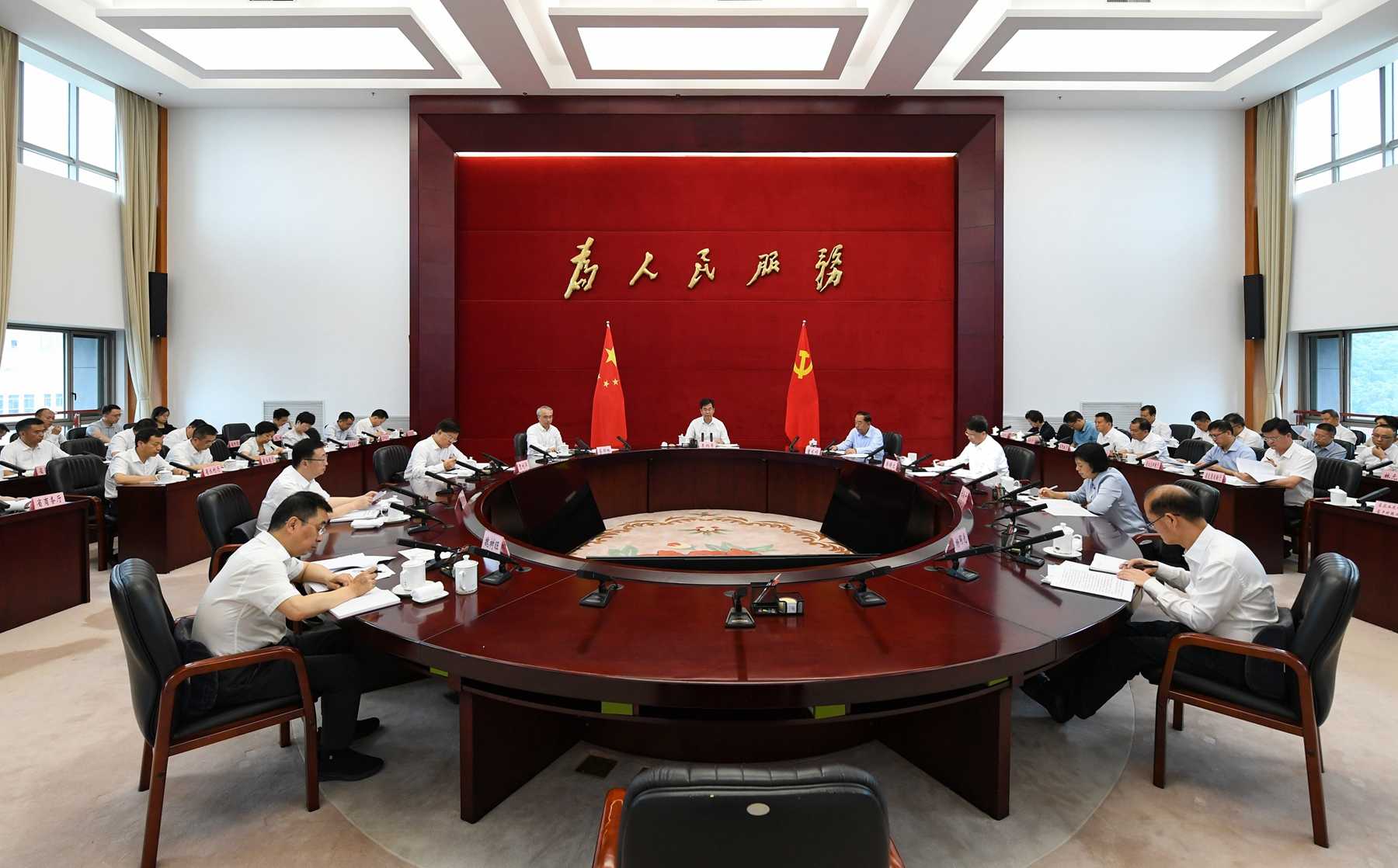 0726主持召开省政府党组(扩大)会议.jpg
