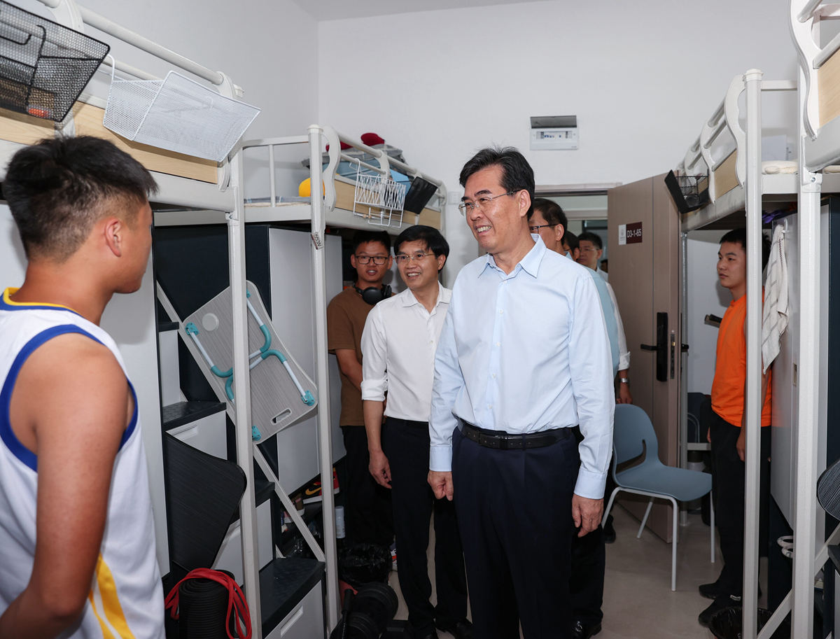 0906到省属高校新校区调研并看望慰问教师.jpg