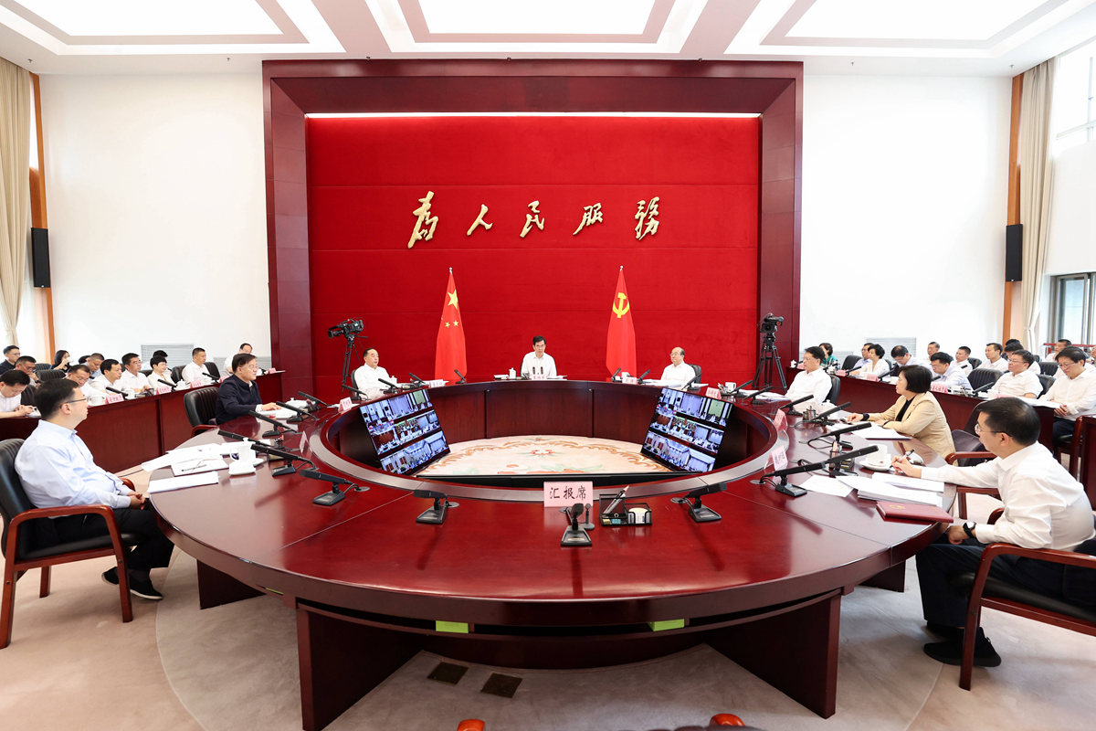 0927主持召开省政府党组(扩大)会议.jpg