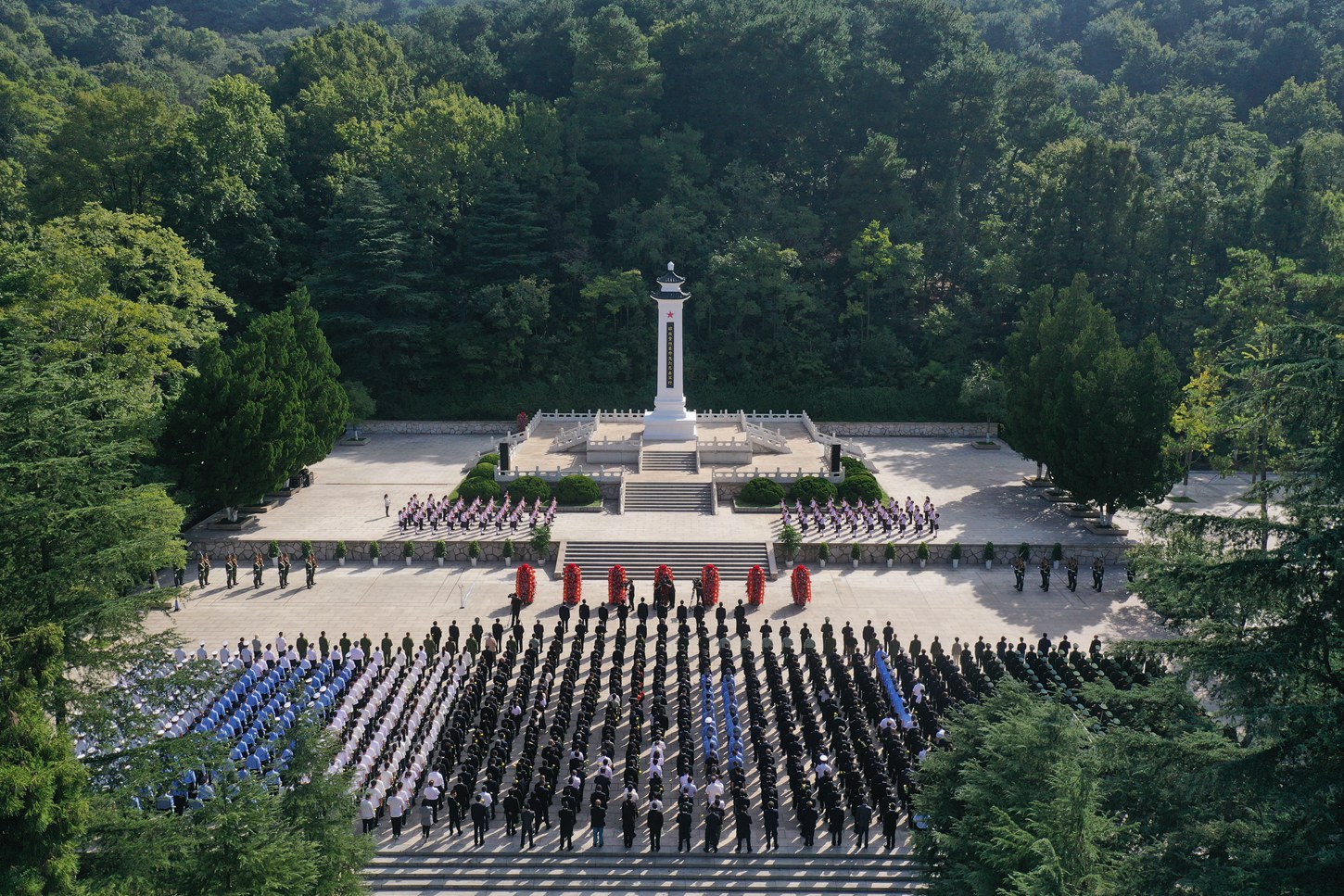 0930烈士纪念日向英雄烈士敬献花篮仪式.jpg
