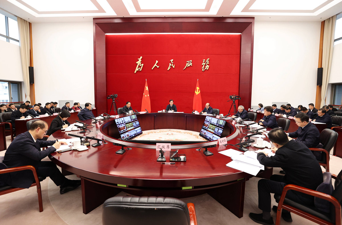 1115主持召开省政府党组(扩大)会议.jpg