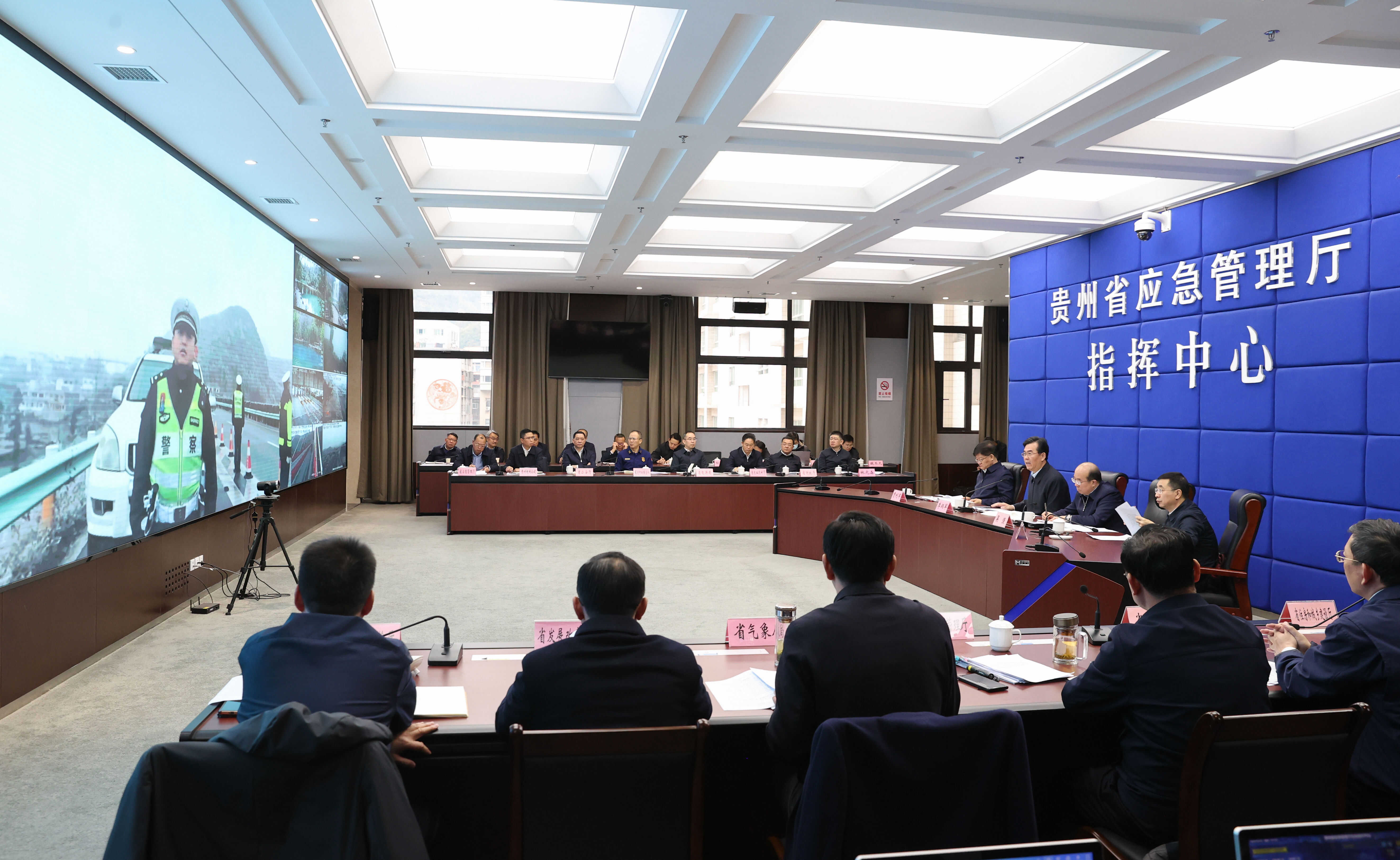 1217调度全省低温雨雪冰冻灾害防范应对工作.jpg