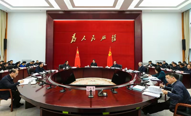 0111主持召开省政府全体会议.jpg