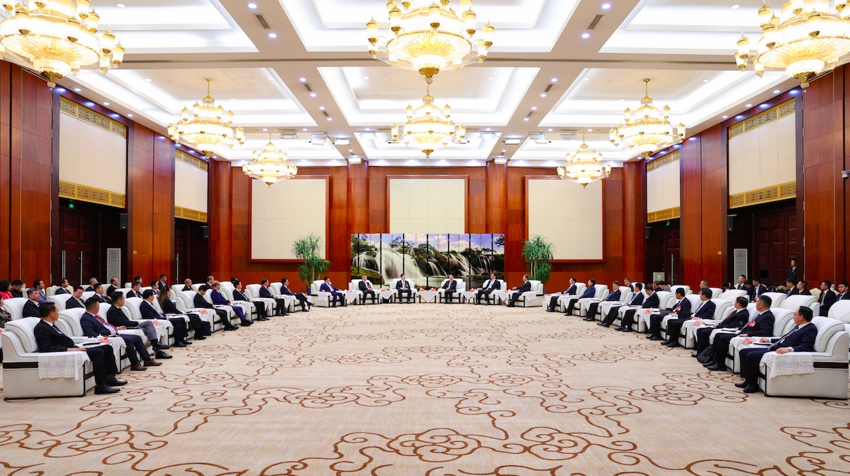 0124会见省政协港澳委员和海外侨胞代表.jpg