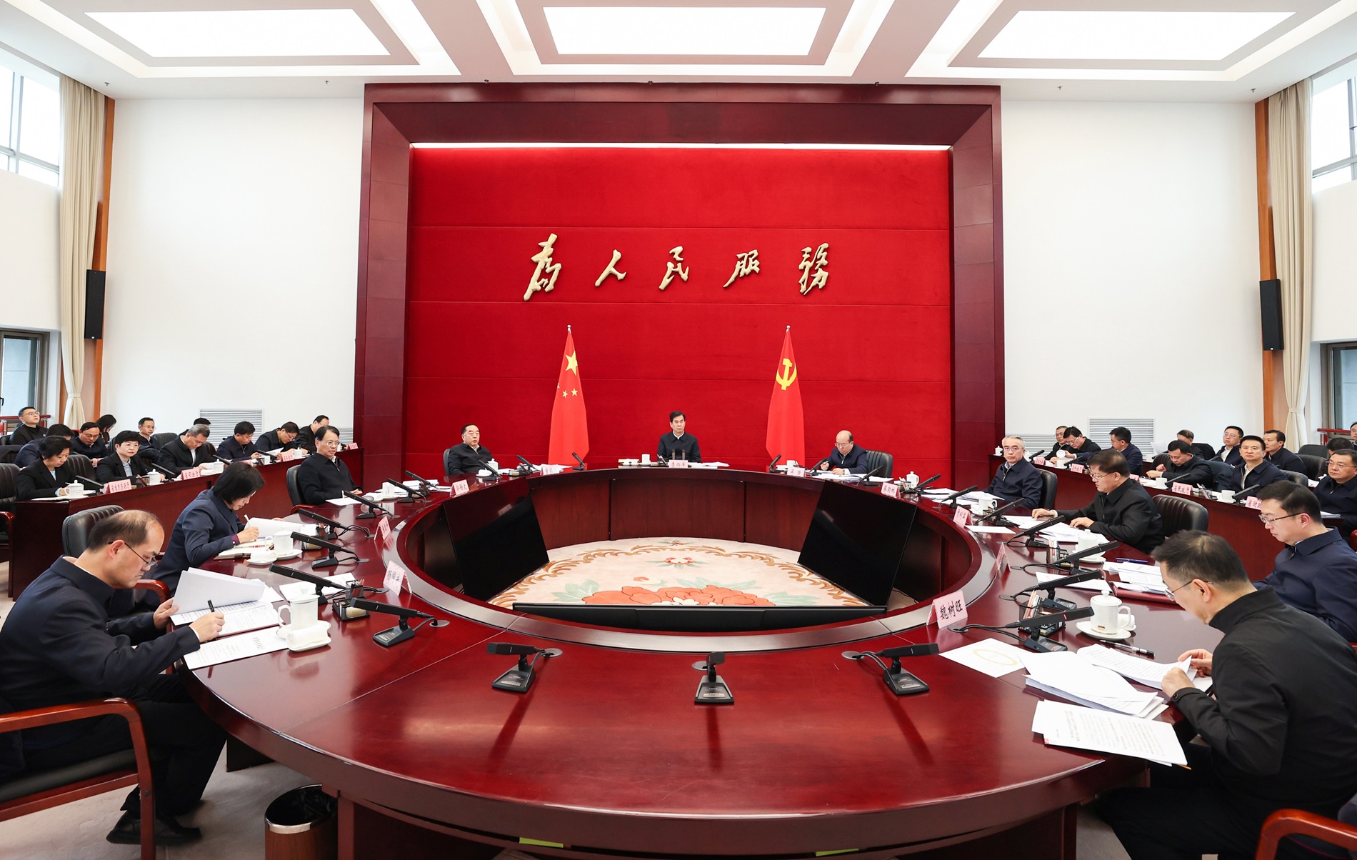 0206主持召开省政府党组理论学习中心组集中学习研讨会和省政府党组(扩大)会议.jpg