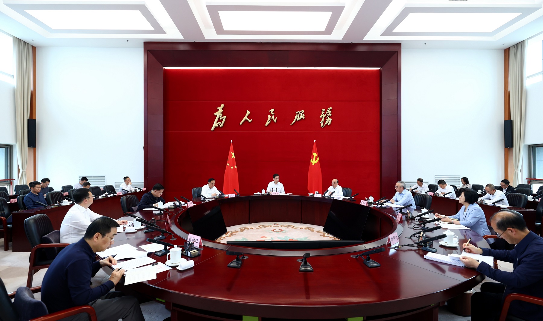0415主持召开省政府党组(扩大)会议.jpg