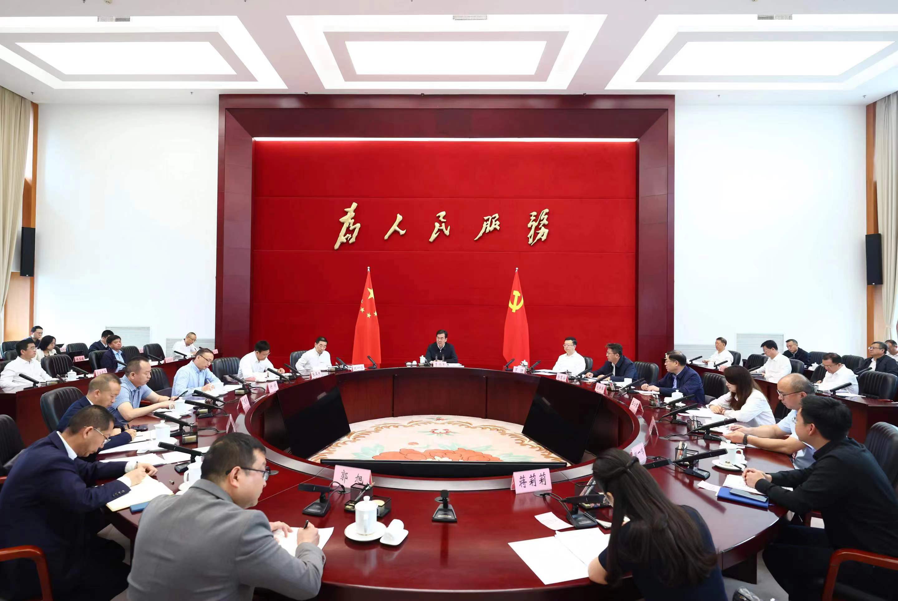 0416主持召开专家和民营企业家座谈会.jpg