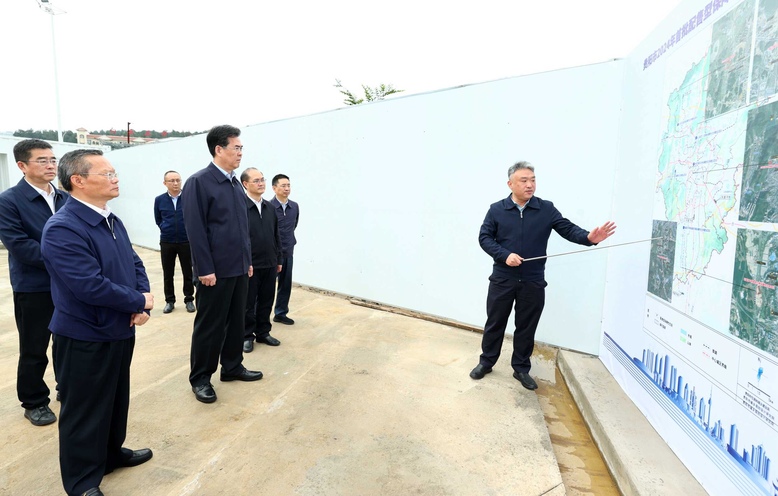 0506调研房地产业发展并召开座谈会.jpg