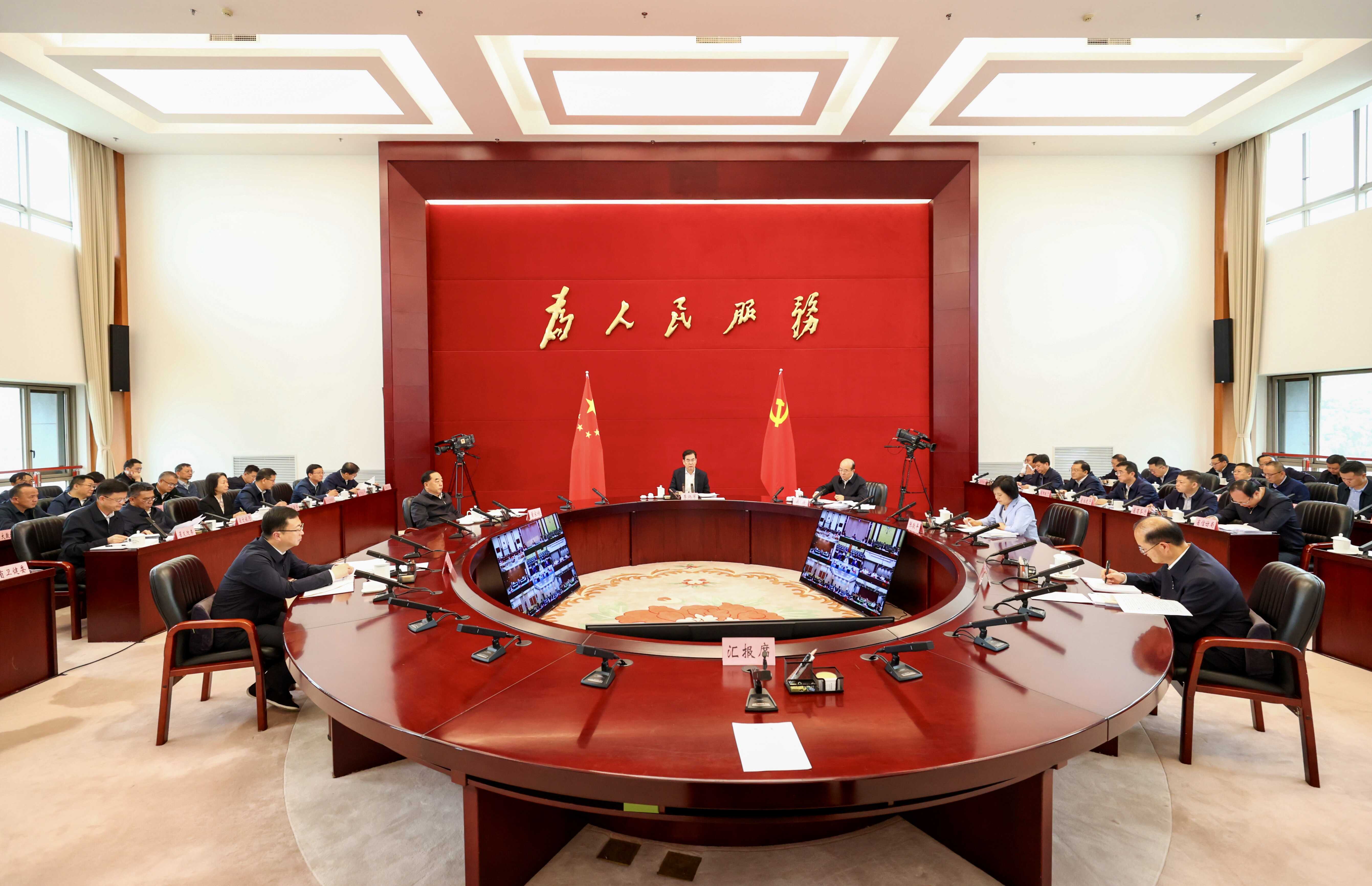 0508主持召开省政府党组(扩大)会议.jpg