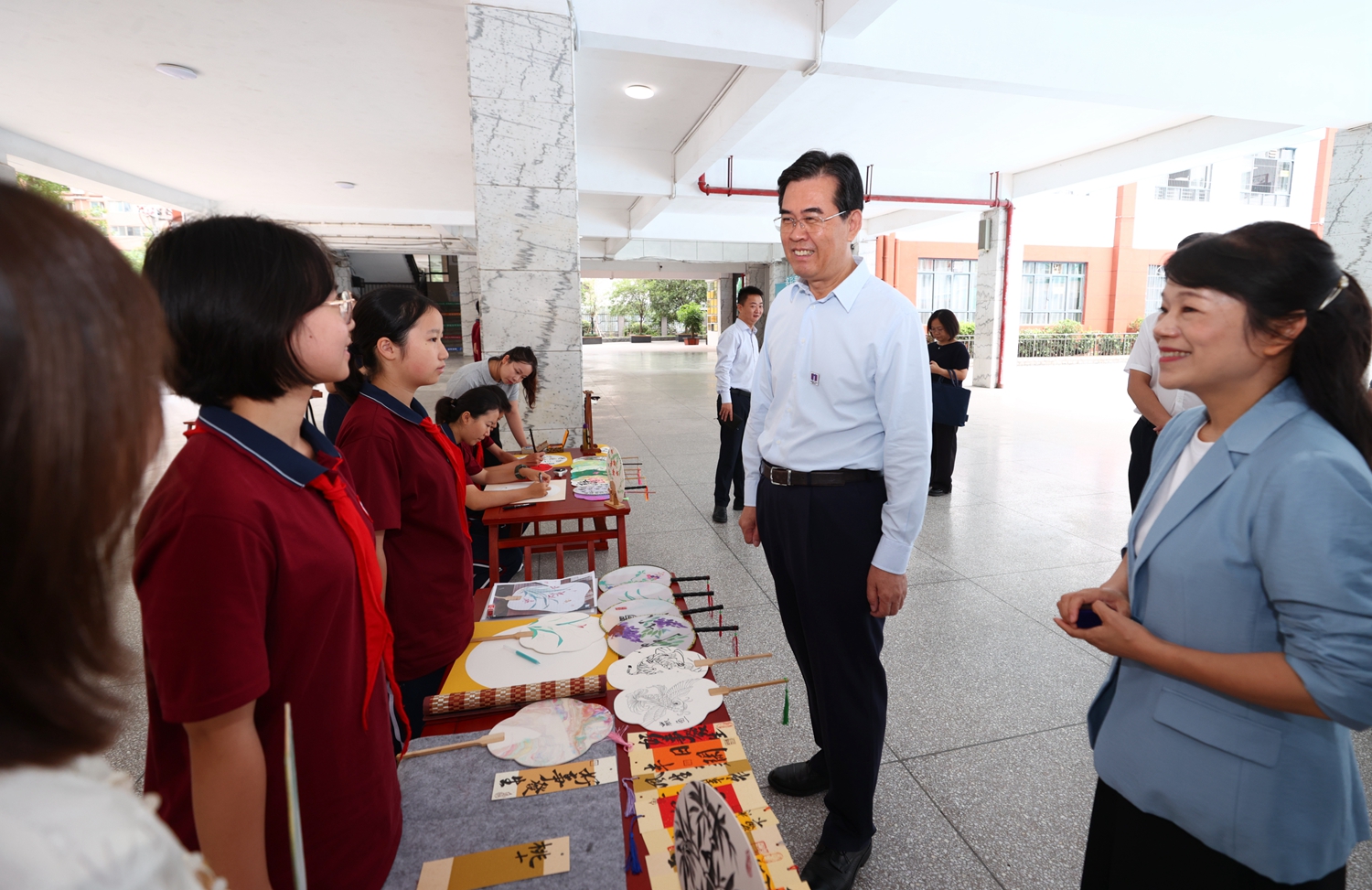 0909到贵阳市调研教育工作并看望慰问教师.jpg