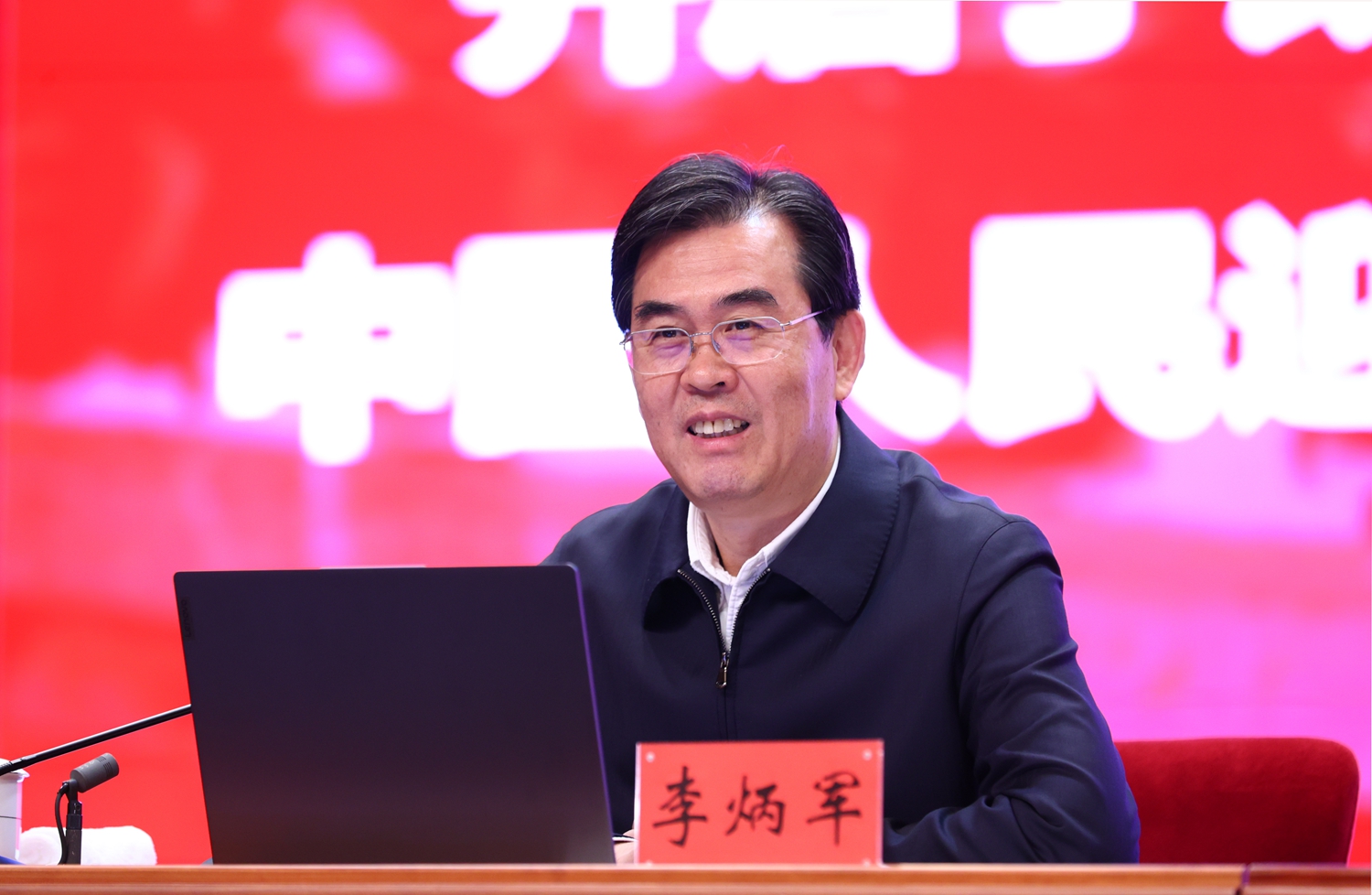1113在贵州民族大学讲授思想政治理论课.jpg