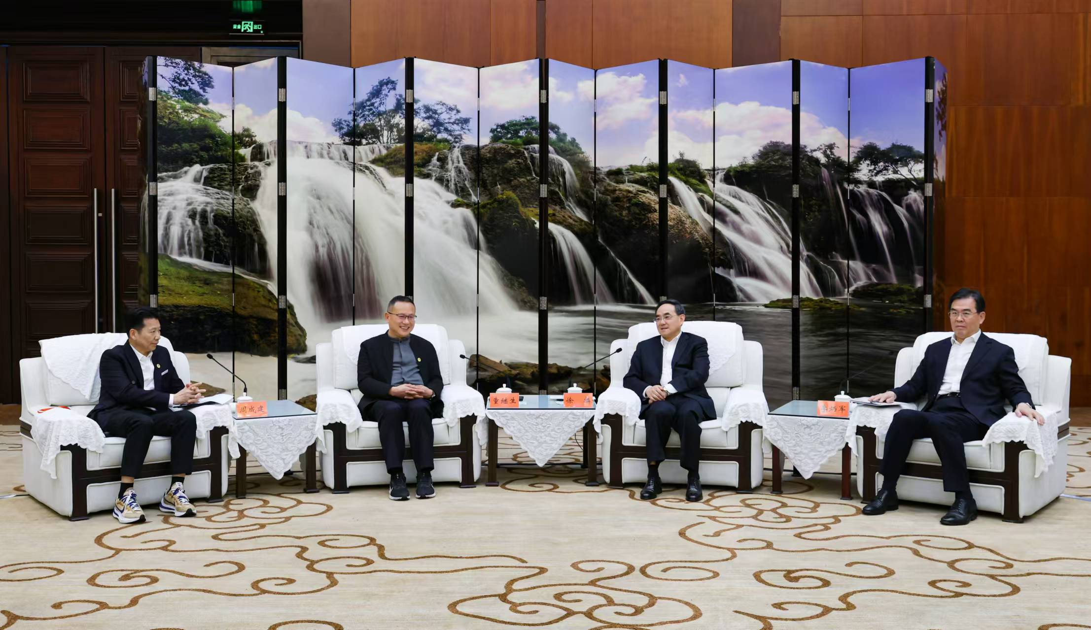 1115会见参加贵州省纺织产业发展集团签约活动嘉宾.jpg