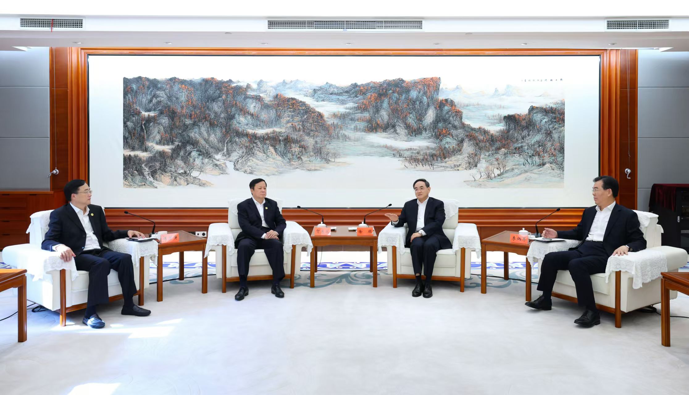 1115会见中国商飞公司党委书记、董事长贺东风一行.jpg