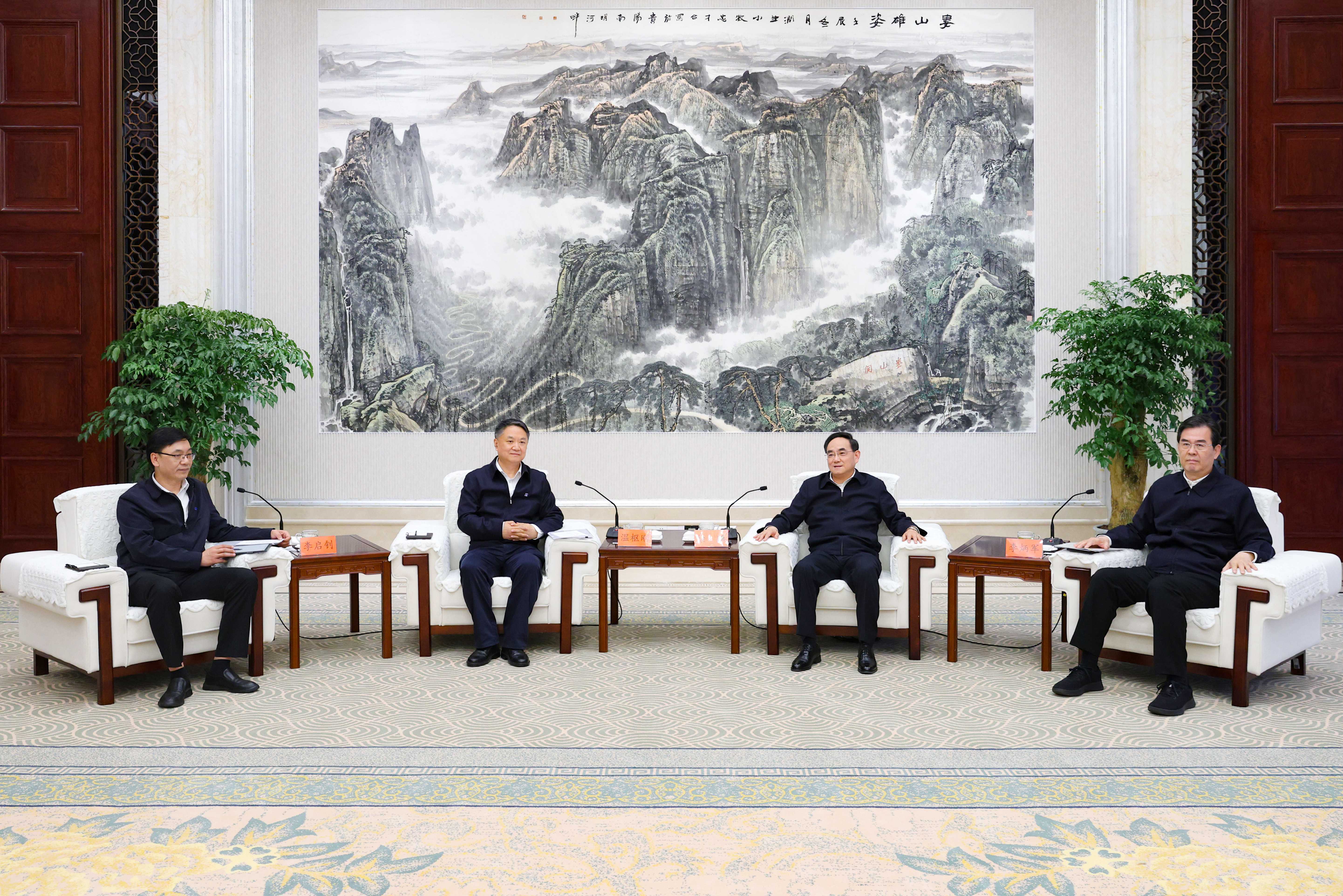 0409会见中国华能集团董事长温枢刚一行.jpg