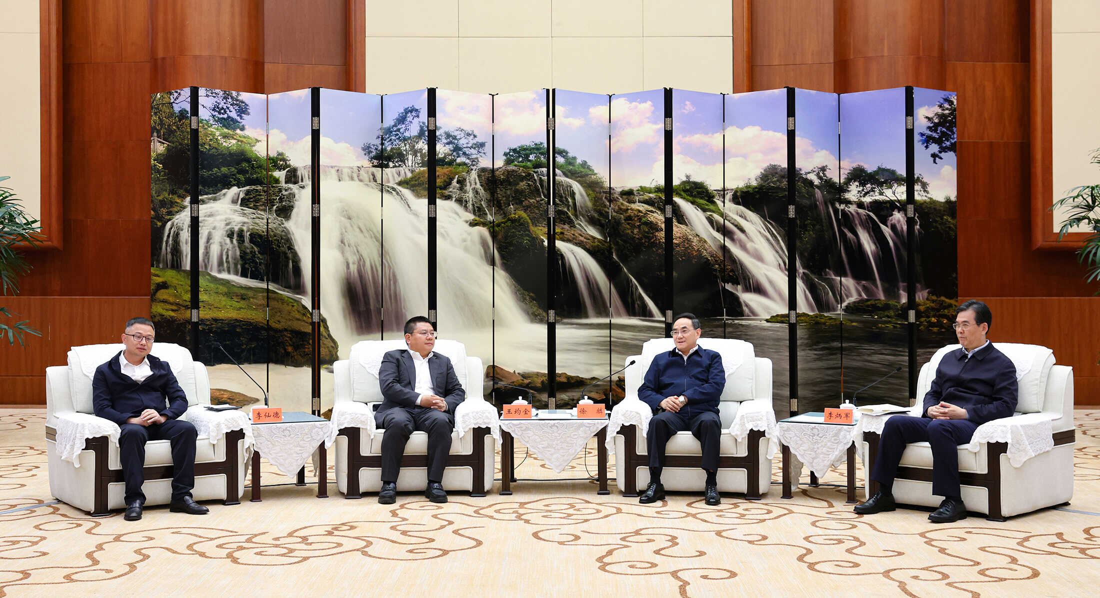 0424会见上海市浙江商会企业考察团一行.jpg